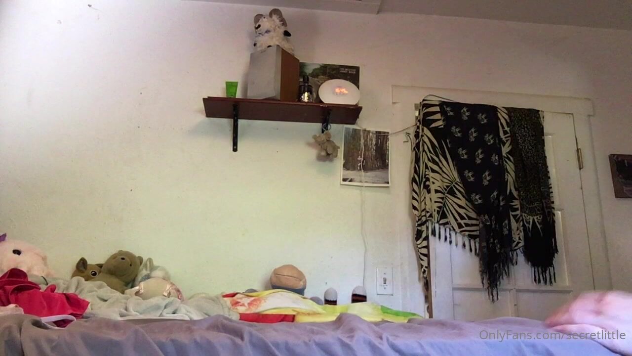 Secretlittle Getting Horny on Livestream