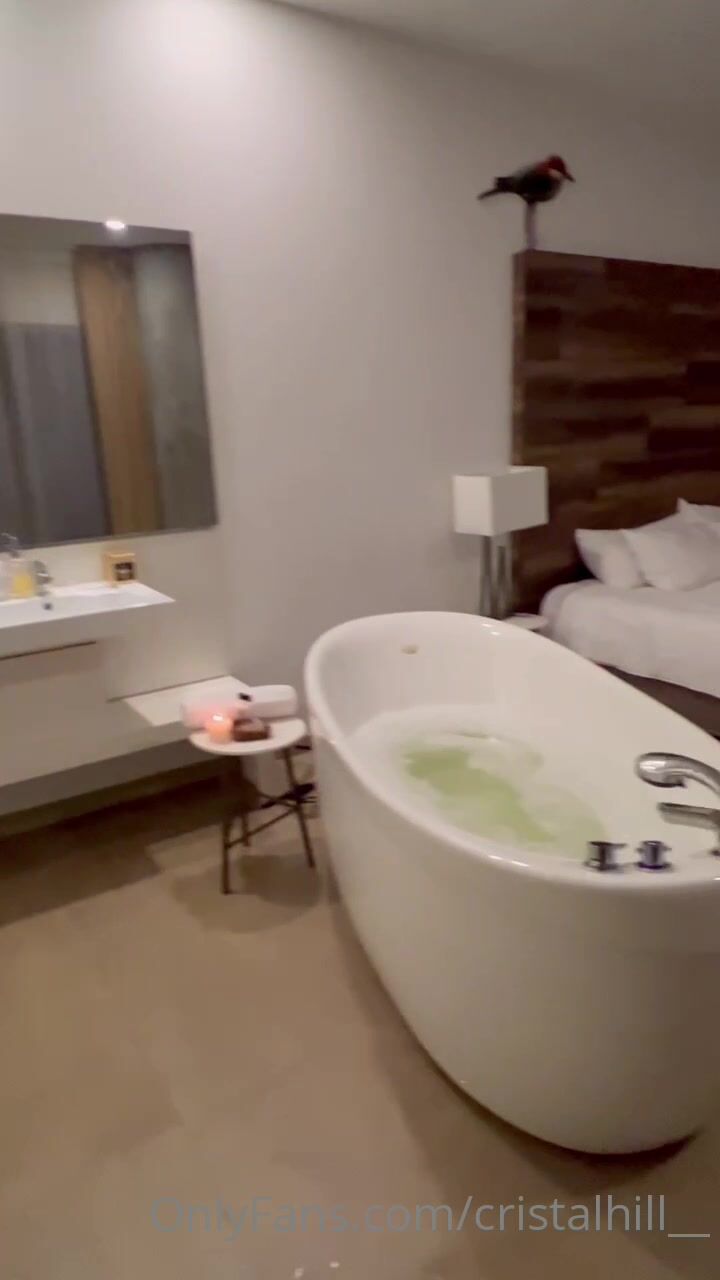 Waifu Cristal Getting Pounded in Bathtub