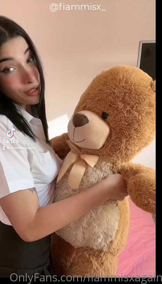 Fiammisx Gets Dildo Fucked And Pussy Fingered by Guy
