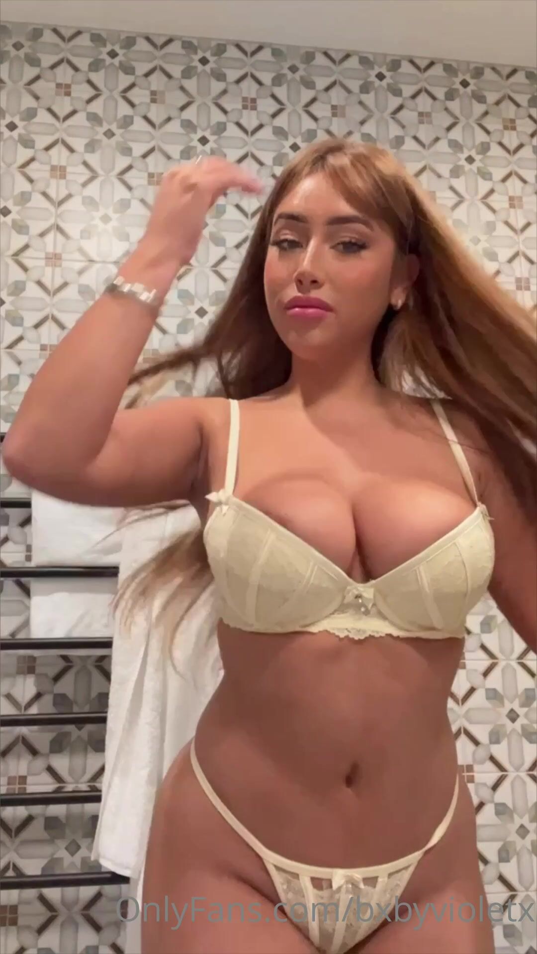BxbyVioletX Gets Dressed